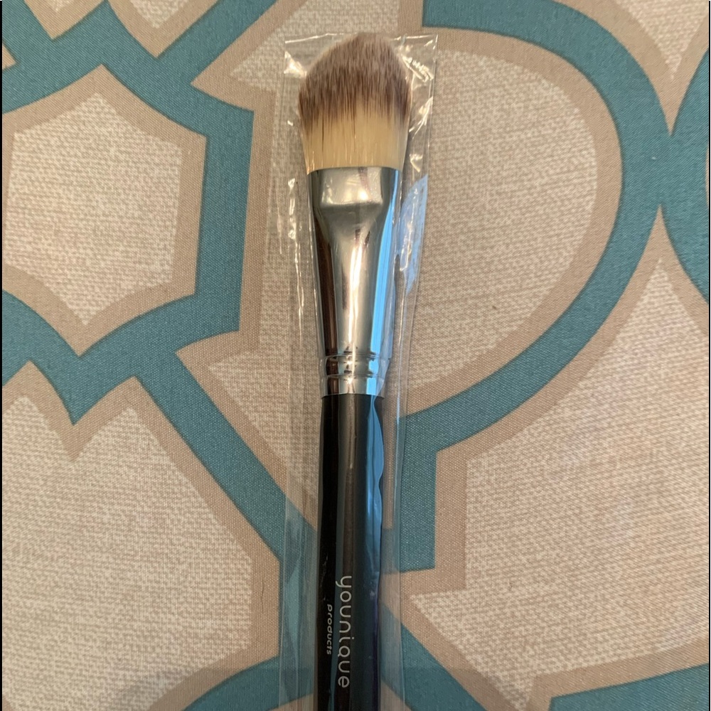 Younique Foundation Brush